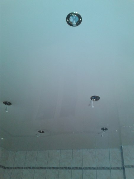 натяжной потолок в ванной