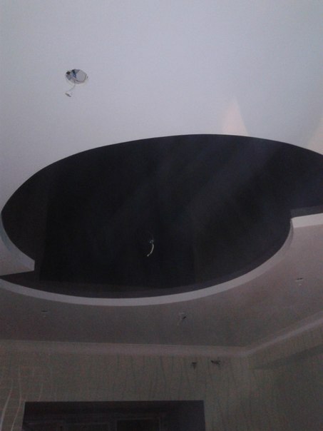 гипсокартон и черный глянцевый натяжной потолок