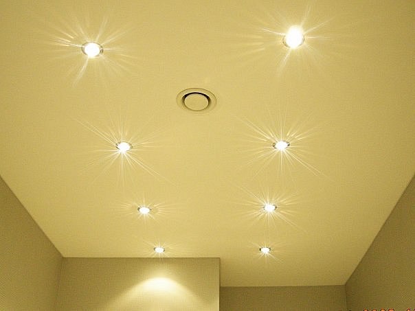 Варианты освещения для натяжных потолков (20 фото примеров)