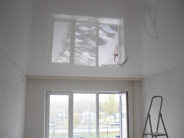 белый глянцевый натяжной потолок 
