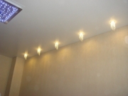 натяжной потолок с точечными светильниками 