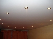 сатиновый натяжной потолок с точечными светильниками