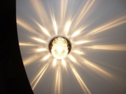Точечный светильник с лучами на натяжном потолке