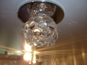 Хрустальный светильник на натяжном потолке с лучами