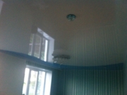 Глянцевая криволинейная спайка на натяжном потолке