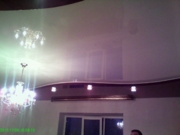 Двухуровневый натяжной потолок в гостинной