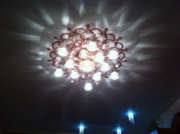 Люстра со светильниками на натяжном потолке