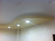 Двухуровневый натяжной потолок с точечными светильниками